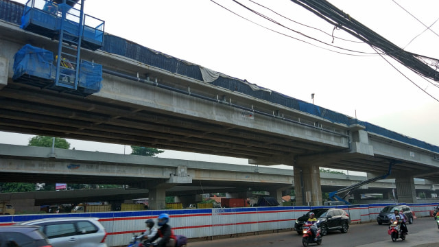 Pekerja memasang pipa drainase di Tol Becakayu di Jalan Raya Kalimalang, Jakasampurna, Bekasi, Jawa Barat. Foto: Adhim Mugni Mubaroq/kumparan