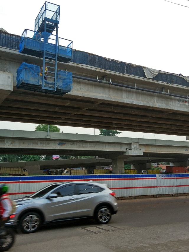Pekerja memasang pipa drainase di Tol Becakayu di Jalan Raya Kalimalang, Jakasampurna, Bekasi, Jawa Barat. Foto:  Adhim Mugni Mubaroq/kumparan 