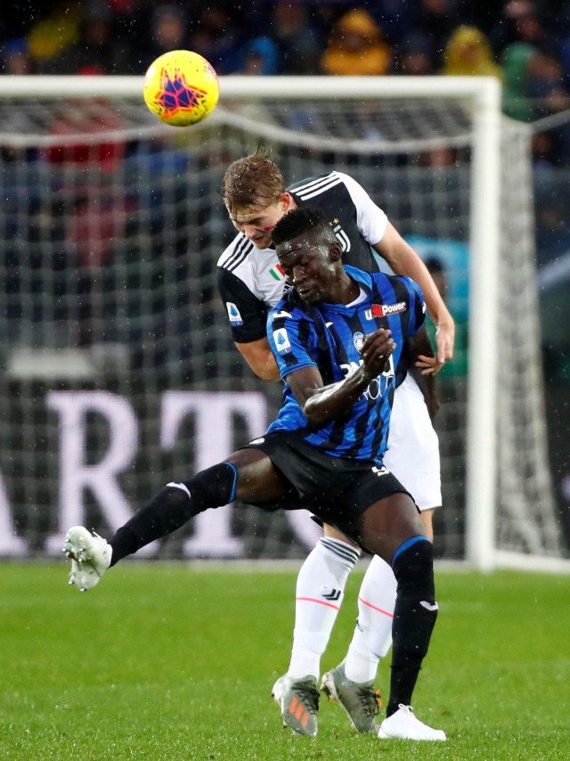 Pemain Juventus Matthijs de Ligt berebut bola dengan pemain Atalanta di Stadio Atleti Azzurri, Bergamo, Italia.  Foto: REUTERS/Alessandro Garofalo