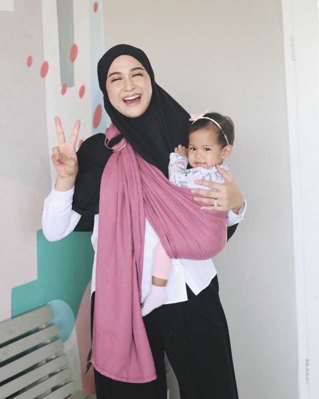 Nina Zatulini dan sang putri, Khanza Inara Chandra. Foto: (instagram @ninazatulini22)