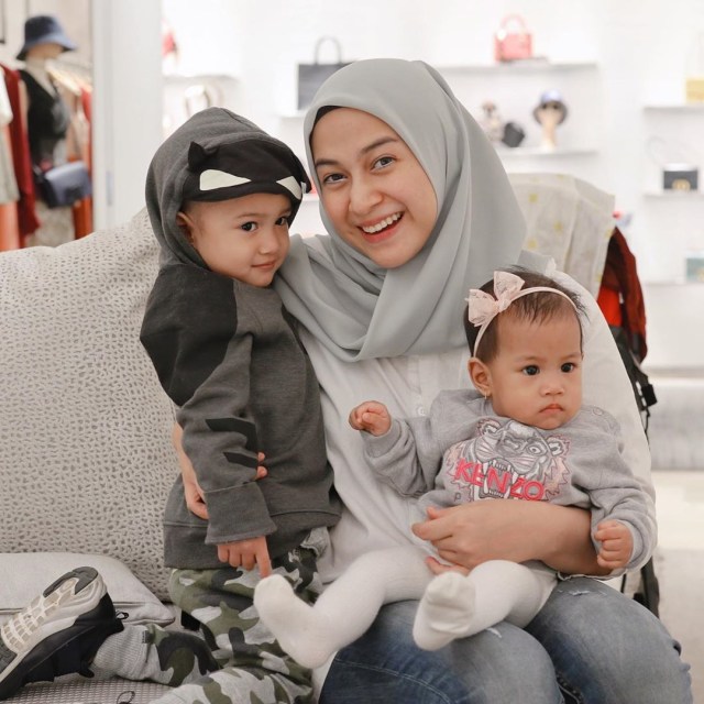 Nina Zatulini dan kedua anaknya, Kenzie Naratama Chandra dan Khanza Inara Chandra. Foto: (instagram @ninazatulini22)