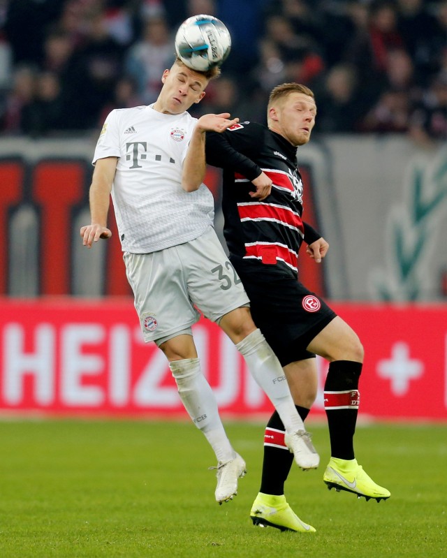 Pemain Bayern Muenchen Joshua Kimmich (kiri) berebut bola dengan pemain Fortuna Dusseldorf di Stadion Merkur Spiel-Arena, Dusseldorf, Jerman. Foto: REUTERS / Leon Kuegeler