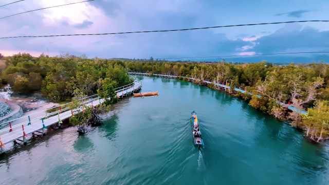 Ekowisata mangrove berjarak sekitar 10 menit. Terletak di arah Pantai Marisa, ibu kota Pohuwato, Gorontalo. Minggu, (24/11). Foto : Dok Banthayo.id (Wawan Akuba)