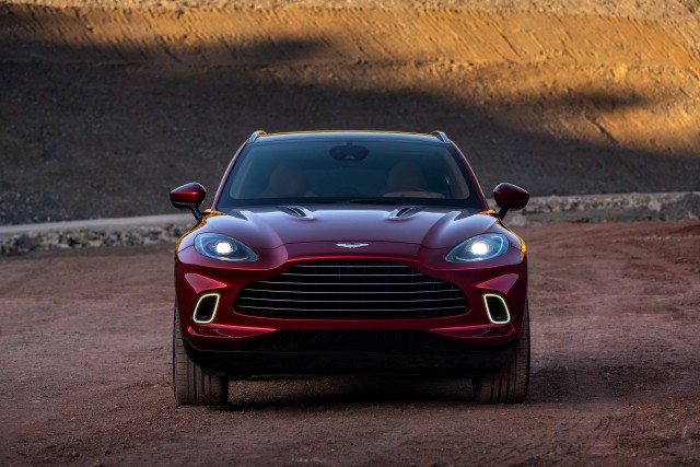 Tampilan depan Aston Martin DBX Foto: dok. Carscoops