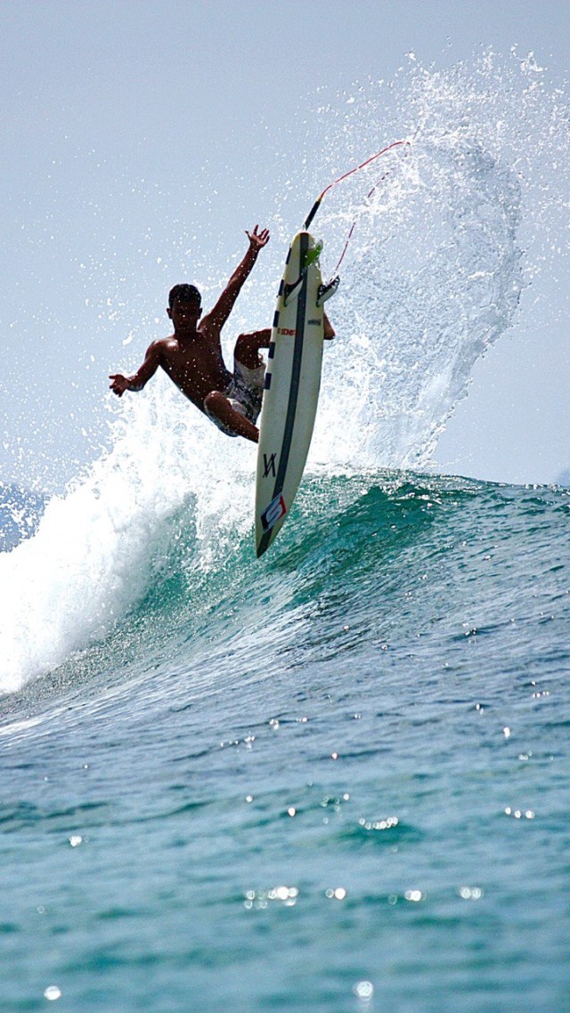 Seorang surfer unjuk kebolehan dalam Aceh Surfing Championship 2019. Foto: Reza Juanda/acehkini  