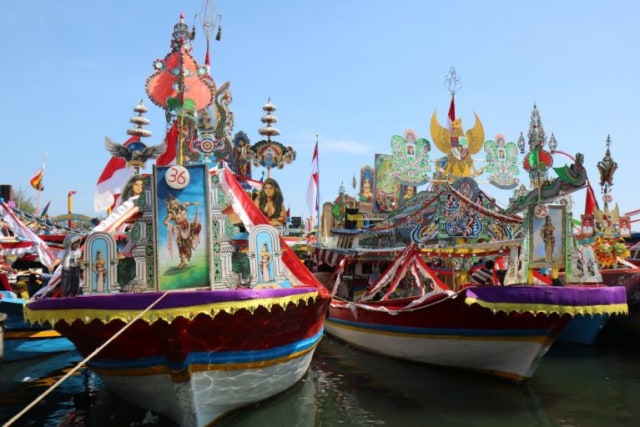 Kapal hias pada gelaran petik laut Mayangan Probolinggo. Foto: istimewa