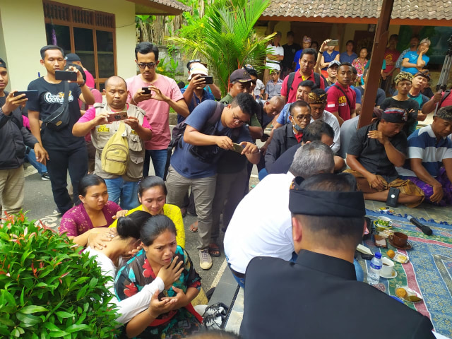 Ibu-ibbu di Selasih saat menyampaikan aspirasi kepada Anggota DPD RI Arya Wedakarna (ACH)