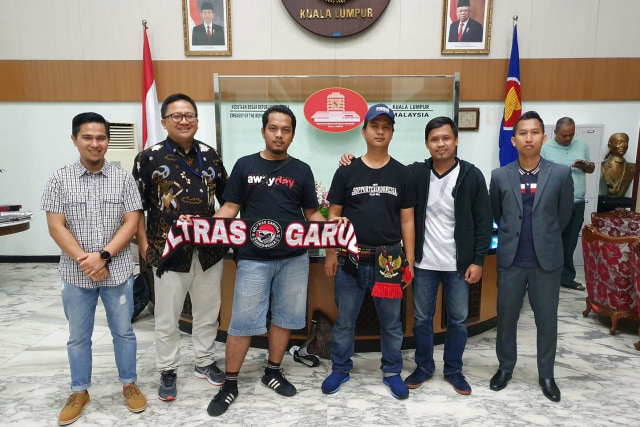 Polisi Diraja Malaysia (PDRM) melepas dua WNI yang ditahan setelah menjalani pemeriksaan selama lima hari di Kantor Polisi Cheras. Foto: Facebook/Kedutaan Besar Republik Indonesia - Kuala Lumpur, Malaysia