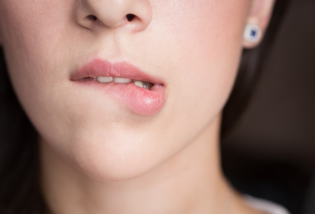 Ilustrasi Menggigit Bibir Foto: Shutterstock/Vladimir Arndt