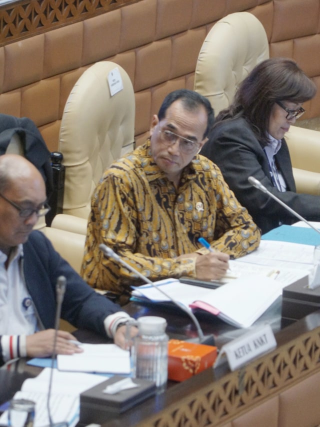 Menteri Perhubungan Budi Karya Sumadi (tengah) mengikuti Rapar Denga Pendapat (RDP) dengan Komisi V di Kompleks Senayan, Jakarta. Foto:  Helmi Afandi Abdullah/kumparan 