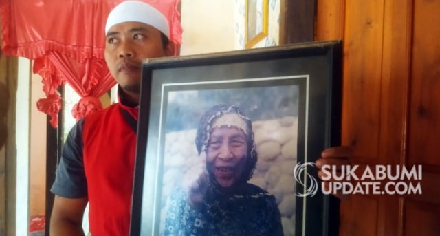 Foto Mak Erot ditunjukkan oleh salah seorang cucunya yang saat ini masih mempertahankan pengobatan pijat alat vital di Cisolok | Sumber Foto:NANDI