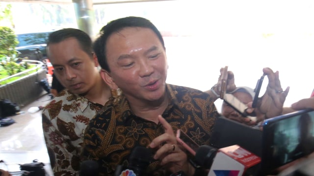 Basuki Tjahaja Purnama atau Ahok menjawab pertanyaan wartawan saat tiba di Kantor Kementerian BUMN, Jakarta, Senin (25/11).  Foto:  ANTARA FOTO/Hiro