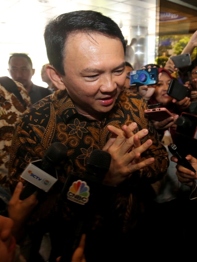 Basuki Tjahaja Purnama atau Ahok menjawab pertanyaan wartawan saat tiba di Kantor Kementerian BUMN, Jakarta, Senin (25/11).  Foto:  ANTARA FOTO/Hiro
