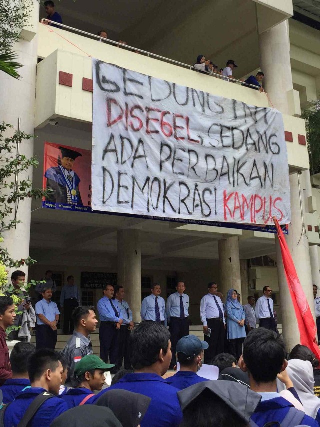Mahasiswa UNY demo dan menyegel Gedung Rektorat UNY. Foto: Arfiansyah Panji Purnandaru/kumparan