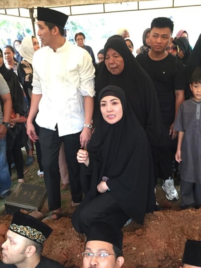 Suasana Pemakaman Ayah Nindy Ayunda di TPU Jeruk Perut, Jakarta Selatan, Senin (25/11) siang. Foto: Sarah Yulianti Purnama/kumparan.