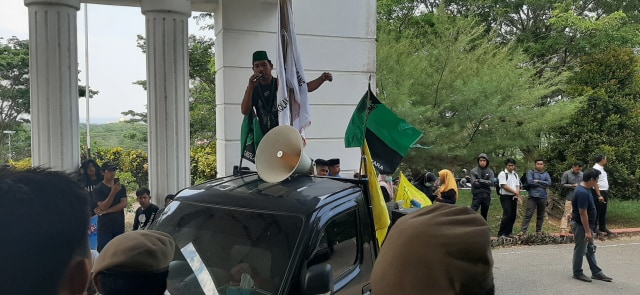 Gerakan Koalisi Lintas Lembaga saat melakukan aksi unjuk rasa di Kantor Bupati Kolaka Utara. Foto: Lukman Budianto/kendarinesia.