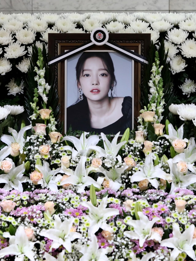 Sebuah altar peringatan bintang K-pop Goo Hara terlihat di Seoul St. Mary's Hospital di Seoul, Korea Selatan. Foto: Chung Sung-Jun/Pool via REUTERS