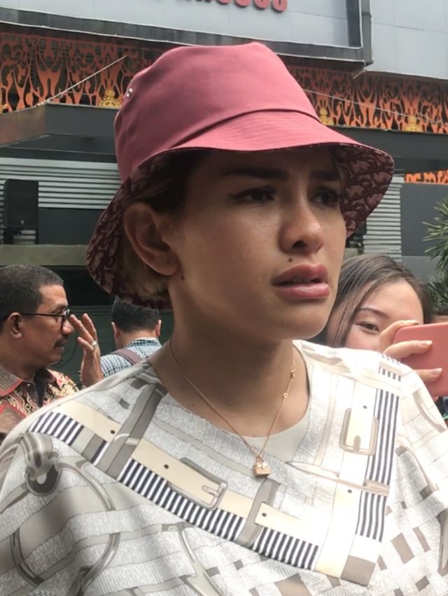 Nikita Mirzani di Polda Metro Jaya, Jakarta, Senin (25/11). Foto: Regina Kunthi Rosary/kumparan