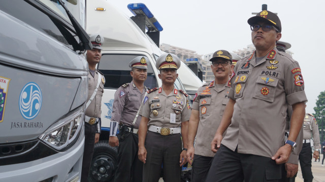 Kakorlantas Polri Brigjen Pol Istiono (kanan) meninjau apel kesiapan menjelang Operasi Nataru 2019 di Parkir Timur Senayan, Jakarta. Foto: Helmi Afandi Abdullah/kumparan 