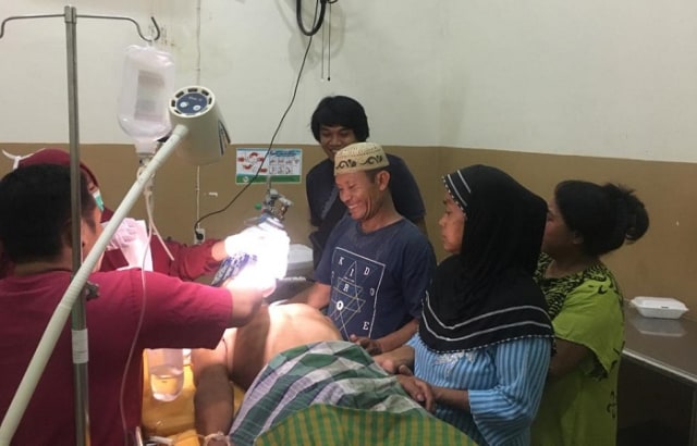 Korban bunuh diri, Mansur dg Kulle (30) mendapatkan perawatan di RSUD H Padjonga dg Ngalle, (Sibali/Makassar Indeks).