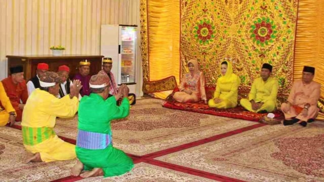 Prosesi pemberian gelar adat ke kepala daerah. Senin, (25/11) Foto : Istimewa