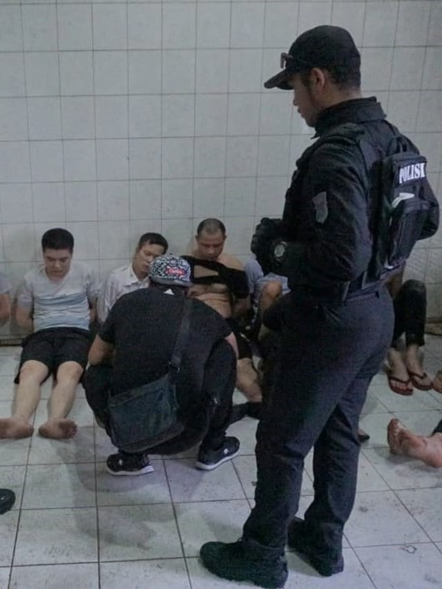 Polisi mendata pelaku penipuan WN China di Komplek Mega Kebon Jeruk, Jakarta Barat. Foto: Helmi Afandi Abdullah/kumparan