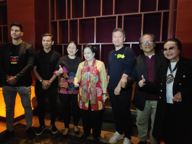 Ketum PDI Perjuangan Megawati Soekarno Putri (tengah) foto bersama usai nobar Film Nagabonar, Senin (25/11). Foto: Rafyq Panjaitan/kumparan