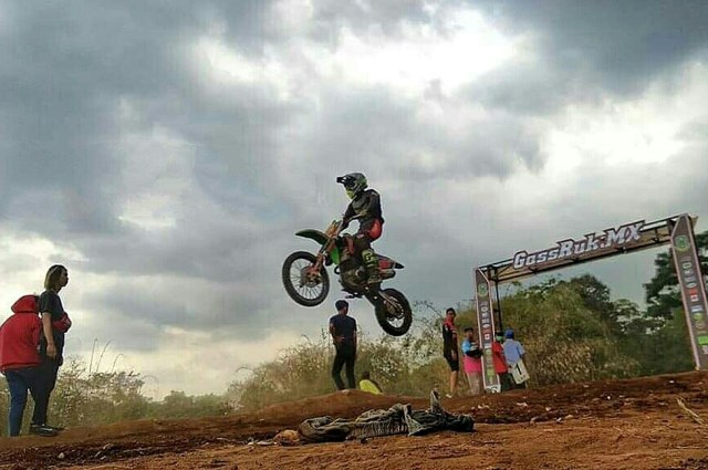 Salah seorang crosser beraksi melewati table top dalam Kejuaraan Open Grasstrack Kuningan 2019. (Istimewa)