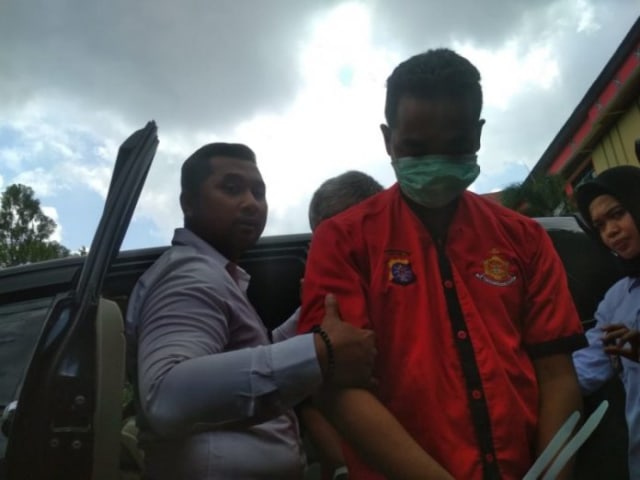 Oknum Kades Kartamulya saat diamankan petugas kepolisian Polda Kalteng, Selasa 12 November 2019.(Foto:Arnoldus)