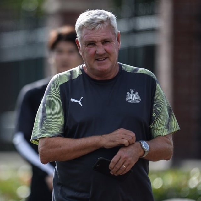 Steve Bruce pimpin sesi latihan Newcastle di China. Foto: Dok. Newcastle United F.C.
