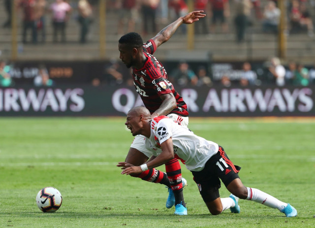 Pemain Flamengo, Gerson, berebut bola dengan pemain River Plate, Nicolas de la Cruz. Foto: Reuters/Pilar Olivares