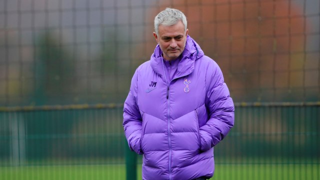 Jose Mourinho memimpin latihan Tottenham Hotspur. Foto: Reuters/Andrew Couldridg