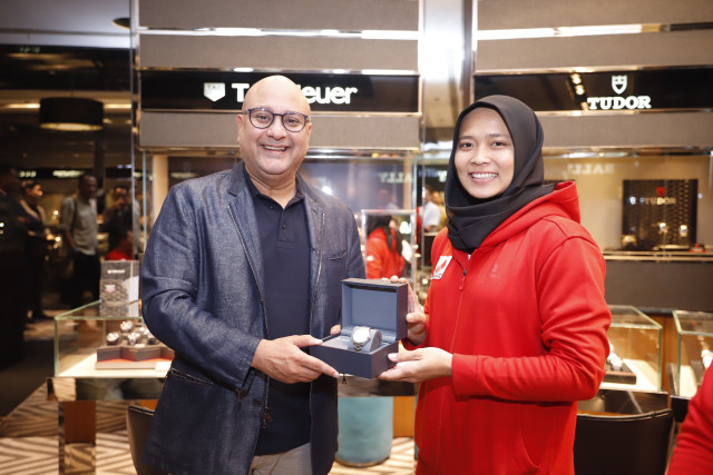 Aries Susanti mendapat apresiasi berupa jam tangan TAG Heuer dari Time International. Foto: dok. INTime