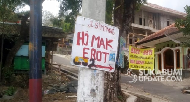 Plang petunjuk arah ke klinik alm Hj Mak Erot di simpang tiga Kampung Cigadog Cisolok Sukabumi | Sumber Foto:NANDI.
