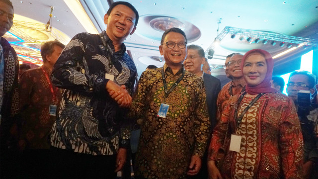 Menteri esdm Arifin Taslim (tengah) jabat tangan dengan Komisaris utama pertamina Basuki Tjahaja Purnama. Foto: Irfan Adi Saputra/kumparan