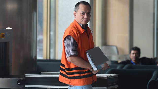 Tersangka yang merupakan mantan Direktur Keuangan PT Angkasa Pura II Andra Y Agussalam bersiap menjalani pemeriksaan di Gedung KPK, Jakarta, Selasa (26/11). Foto: ANTARA FOTO/Nova Wahyudi