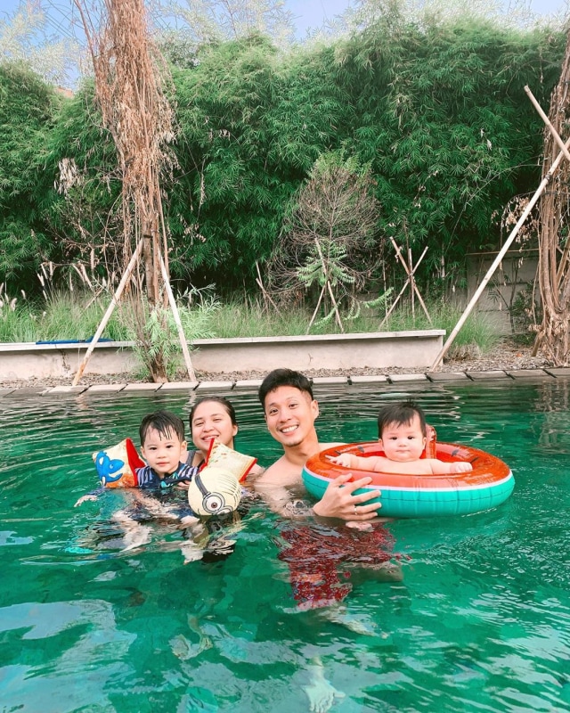 Putri Titian bersama keluarganya. Foto: Instagram/@putrititian