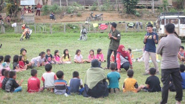 Gerakan Mamuju Mengajar melakukan kegiatan Sharing is Caring di Desa Bela dan Kopeang, Kecamatan Tapalang, Kabupaten Mamuju. Foto: Dok. Zulkifli