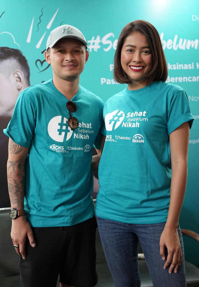 Atlit sepakbola Syamsir Alam bersama Bunga Jelitha saat hadir di acara #sehat sebelum nikah di Kemang, Jakarta, Selasa, (26/11). Foto: Ronny