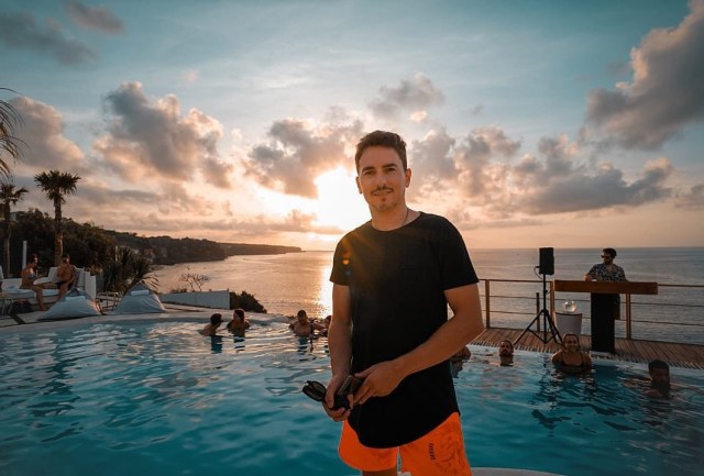 Selain menikmati daerah Seminyak dan Ubud, Lorenzo juga tampak menikmati waktunya di salah satu hotel mewah di Bali, yaitu Six Sense Uluwatu. Foto: Instagram @jorgelorenzo99