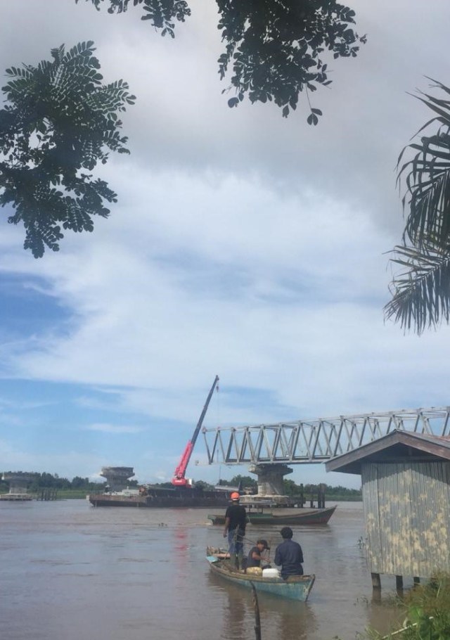 Pengerjaan pembangunan jembatan di jalan penghubung Kabupaten Aceh Singkil-Aceh Selatan, Aceh, Selasa (26/11). Foto: Dok. Humas Aceh