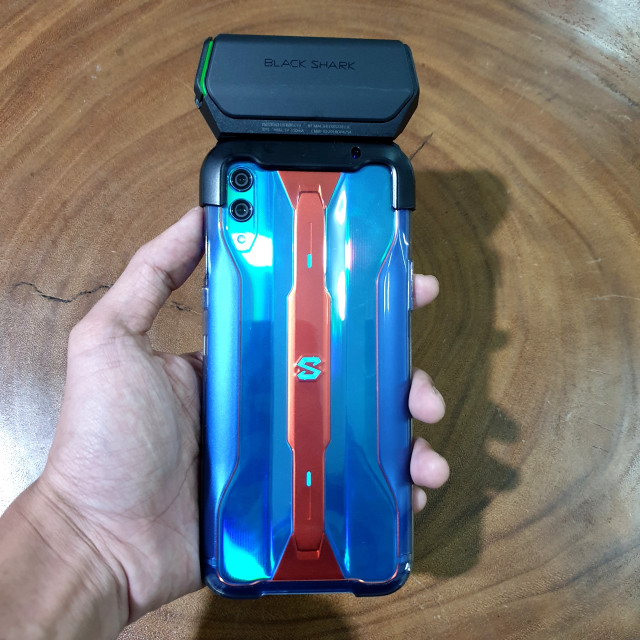 Smartphone Black Shark 2 Pro dengan gamepad. Foto: Jofie Yordan/kumparan