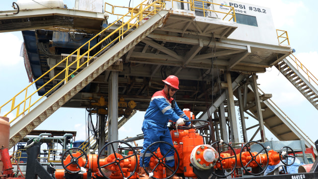 Petugas memeriksa komponen pipa pengeboran sumur di RIG PDSI D1000-E di Bongas, Majalengka, Jawa Barat, Selasa (5/11/2019) Foto: antarafoto