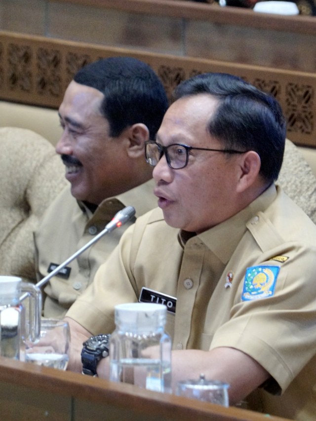 Mendagri Tito Karnavian (kanan) saat rapat kerja dengan Komisi II DPR RI, Jakarta, Selasa (26/11/2019). Foto: Helmi Afandi/kumparan