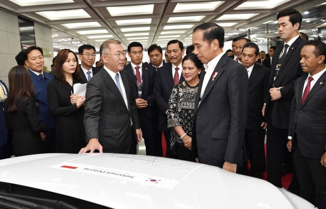Executive Vice Chairman of Hyundai Motor Group, Euisun Chung berbincang dengan Presiden RI, Joko Widodo. Foto: Dok. Hyundai Motor