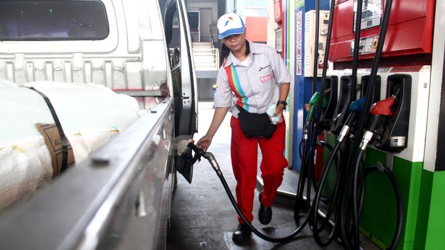 Petugas SPBU mengisi bahan bakar ke sebuah mobil. Foto: Iqbal Firdaus/kumparan