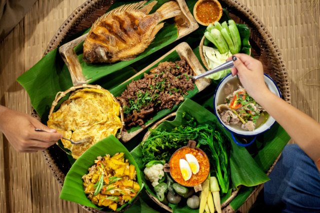 Ilustrasi makan menggunakan sendok Foto: dok,shutterstock