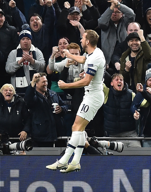 Harry Kane berselebrasi usai menjebol gawang Olympiacos. Foto: AFP/Glyn Kirk