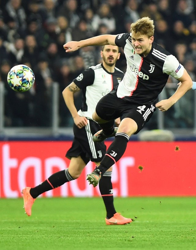 Matthijs de Ligt dan Leonardo Bonucci tampil brilian di laga melawan Atletico Madrid. Foto: Reuters/Massimo Pinca
