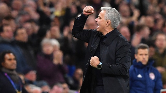 Jose Mourinho merayakan gol Tottenham. Foto: AFP/Ben Stansall
